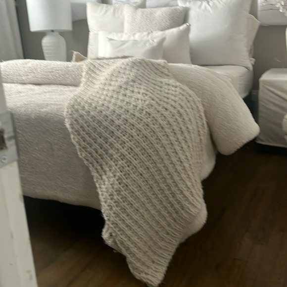 One white chunky net blanket
And a white not pillow - Picture 1 of 4